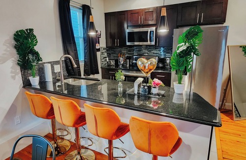 West Poplar Apartamento | Boho Luxe/3 King Beds/Pool Table/85" TV