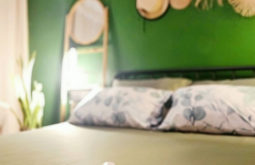 Sathorn Cama Y Desayuno | Boho Private Room wtih aircon | heart of city | BTS | stay as a local