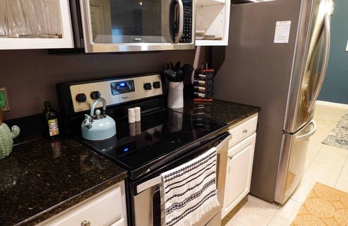 Rehoboth Beach Condominio | Boho Rehoboth condo-2bd/3.6mi to Beebe/.5mi outlets/walk to coffee!