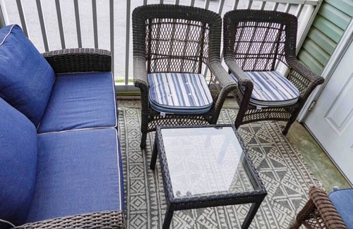 Rehoboth Beach Condominio | Boho Rehoboth condo-2bd/3.6mi to Beebe/.5mi outlets/walk to coffee!
