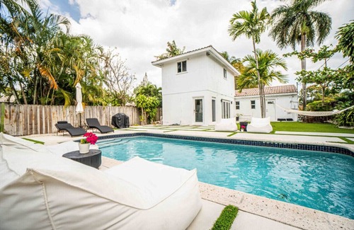 South Middle River Apartamento | Boho Villa . POOL| SAUNA| near Beach | king bed