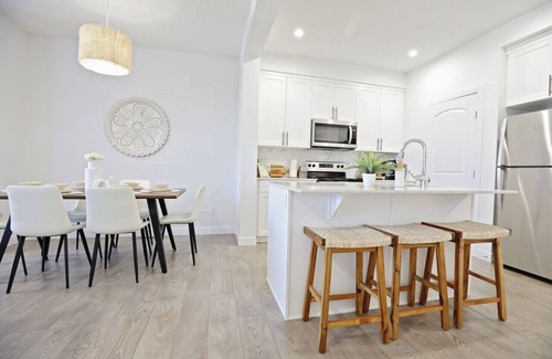 Northwest Edmonton Casa | BoHo Retreat with King Beds|Golf|Disney+|Near WEM