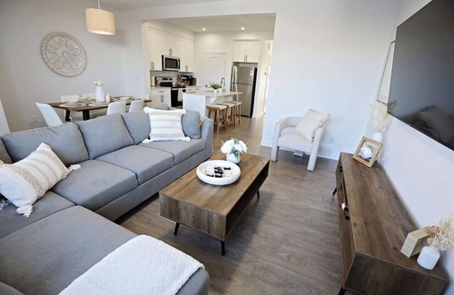 Northwest Edmonton Casa | BoHo Retreat with King Beds|Golf|Disney+|Near WEM