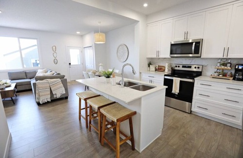 Northwest Edmonton Casa | BoHo Retreat with King Beds|Golf|Disney+|Near WEM