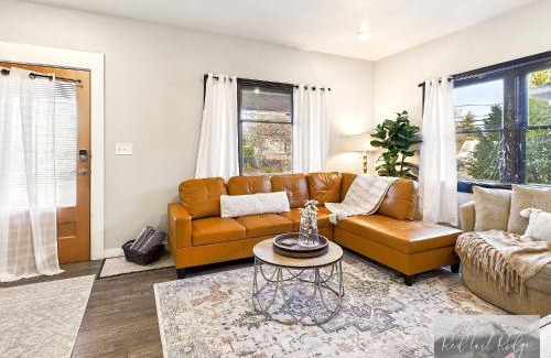 Albany Apartamento | Boho Revival Modern Glam with AC in Downtown Albany