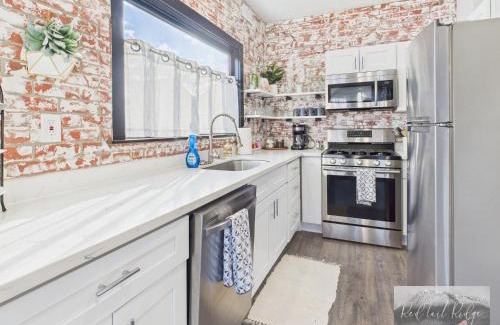 Albany Apartamento | Boho Revival Modern Glam with AC in Downtown Albany