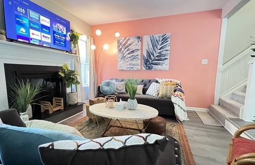 New Castle Casa | Boho Serenity Convenient, Fast Wi-fi 3BR 1.5Ba TH