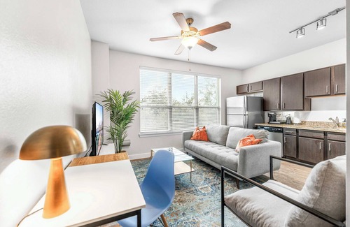 Highland Apartamento | Boho SoCo 1BR Queen Suite w/ GymPickleballLaundry