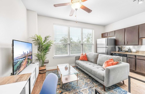 Highland Apartamento | Boho SoCo 1BR Queen Suite w/ GymPickleballLaundry