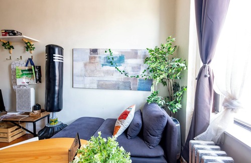 Queens Apartamento | BOHO Suite large room with kitchenette-25 min to time square