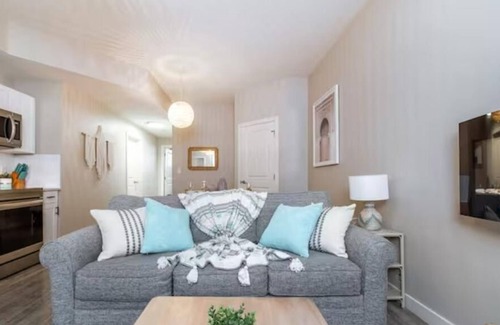 North Central Edmonton Casa | Boho Suite - Long Stays - King Bed - Fireplace & WiFi