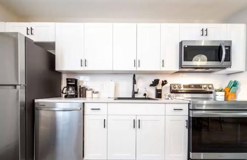 North Central Edmonton Casa | Boho Suite - Long Stays - King Bed - Fireplace & WiFi