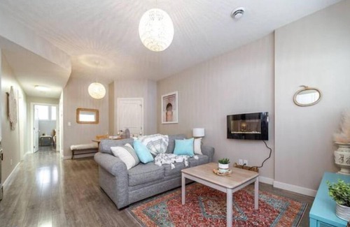 North Central Edmonton Casa | Boho Suite - Long Stays - King Bed - Fireplace & WiFi