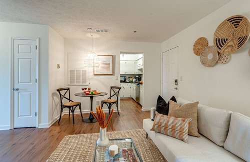 West End Casa | Boho West - 3 Mins to Broadway - 31+ Day Stays