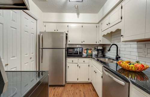 West End Casa | Boho West - 3 Mins to Broadway - 31+ Day Stays