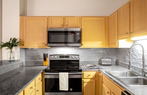 Mile Square Apartamento | BOLD 2BR/2BA In The Block Apartment by CozySuites