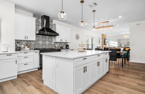 Eastside Promise Neighborhood Cabaña | Bold Bright 4br/3.5full Baths Near Riverwalk Dtown