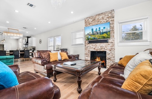Eastside Promise Neighborhood Cabaña | Bold Bright 4br/3.5full Baths Near Riverwalk Dtown
