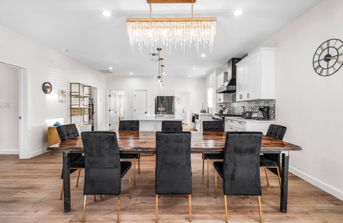 Eastside Promise Neighborhood Cabaña | Bold Bright 4br/3.5full Baths Near Riverwalk Dtown