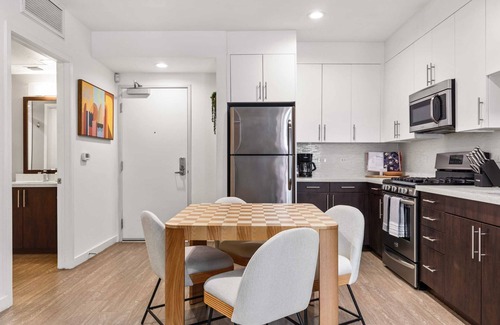 Carthay Circle Apartamento | Bold & Quirky 1BR Oasis