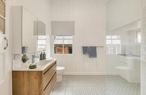 Toowoomba Casa | Bondi Cottage on Queens Park!