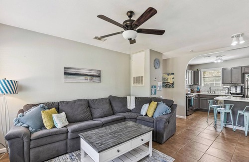 Galveston Casa | Bonita Beach House | Close to UTMB & Cruise Terminals +Dog Friendly + Firepit!
