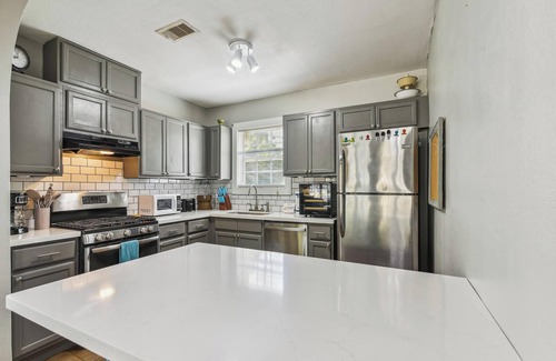 Galveston Casa | Bonita Beach House | Close to UTMB & Cruise Terminals +Dog Friendly + Firepit!