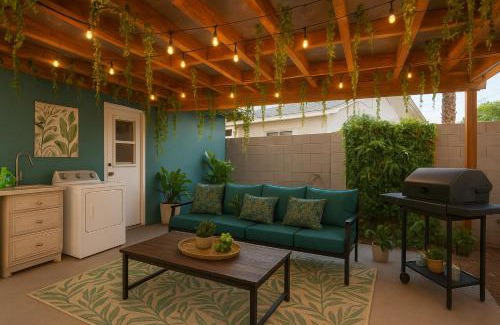 North Las Vegas Hotel | Bonita Home 4 Room- Local VIBE just 12 min to The Strip and Fremont