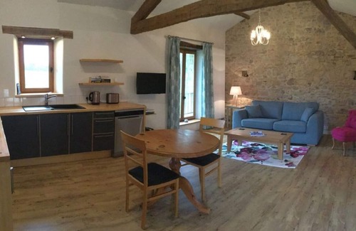 Oradour-sur-Vayres Condominio | Bonne Nuit - Granero bellamente convertido en pintoresca Francia