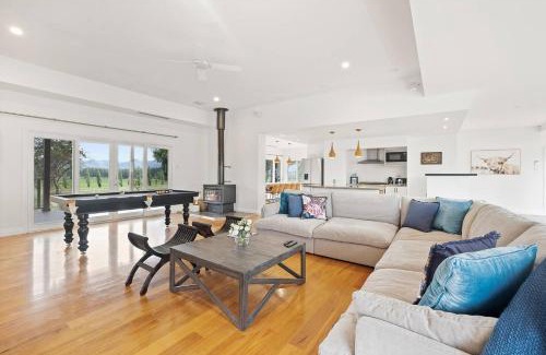 Bombira Casa | 'Bonnie View' A Magnificently Luxurious Retreat