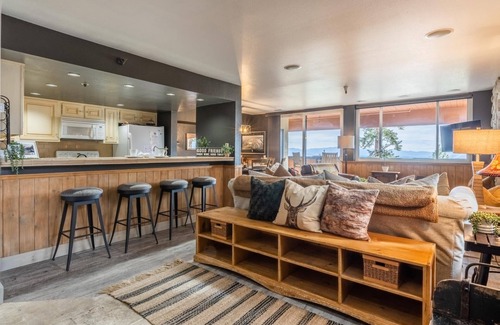 Mammoth Lakes Casa | Book a Summer Getaway Today! Ski-in/Ski-out Townhome with Private Hot Tub and Incredible Views!