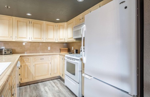 Mammoth Lakes Casa | Book a Summer Getaway Today! Ski-in/Ski-out Townhome with Private Hot Tub and Incredible Views!