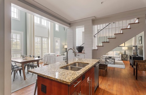 Rosemary Beach Condominio | Al sur de 30A! Con vistas a la plaza del pueblo! Decorado profesionalmente!