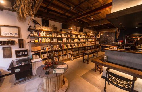 Toyooka Casa | Book & Guesthouse Hitotomaru
