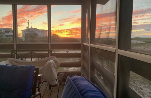 Carova Beach Casa | Book NOW! Dog friendly, partial Ocean View, 4x4 Area, Cozy Beach cottage .