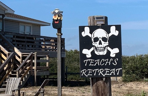 Carova Beach Casa | Book NOW! Dog friendly, partial Ocean View, 4x4 Area, Cozy Beach cottage .