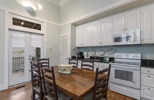 Seaside Casa | Book Now for Fall Getaways! Cozy Seaside Cottage Duplex! 2 Adult Bikes! Walkable to the Beach!