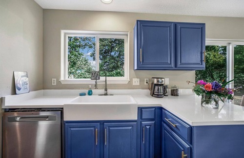 Newberg Casa | Book now for fall 2025 specials! Fire-pit, garage games, wine country relaxing