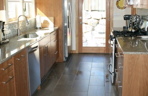 Salida Casa | * ¡RESERVA AHORA para la temporada de esquí!* HERMOSA CASA NUEVA MULTIFAMILIAR. ¡CENTRO DE SALIDA!