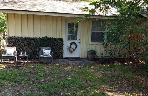Montgomery Casa | No Frills guesthouse on private property near Lake Conroe