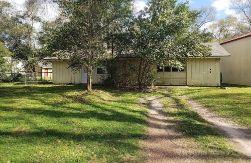 Montgomery Casa | No Frills guesthouse on private property near Lake Conroe