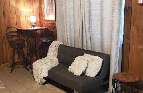 Montgomery Casa | No Frills guesthouse on private property near Lake Conroe