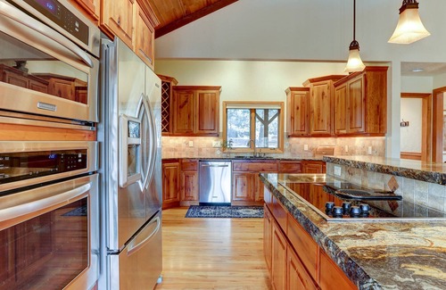 Redmond Casa | Discounted Rates! Epic Riverview Home on 5 Private Acres. Dog Friendly, Gourmet Kitchen, AC