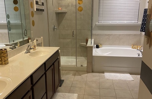 Charlotte Casa | Book Now: Spacious & Comfy 4 Bedroom Home in University - Free Parking & WiFi!"