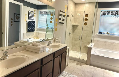 Charlotte Casa | Book Now: Spacious & Comfy 4 Bedroom Home in University - Free Parking & WiFi!"