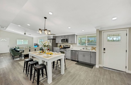 Southwest Anaheim Casa | Escape to magic for an unforgettable vacation. Disneyland and OC destinations.