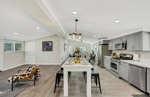 Southwest Anaheim Casa | Escape to magic for an unforgettable vacation. Disneyland and OC destinations.