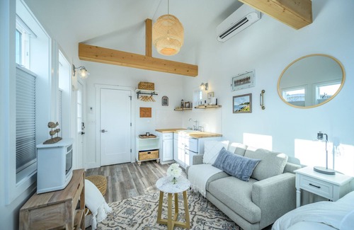 McMinnville Cabaña | Book the Coastal Cottage at The Boutique Retreat in downtown McMinnville.