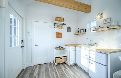 McMinnville Cabaña | Book the Coastal Cottage at The Boutique Retreat in downtown McMinnville.