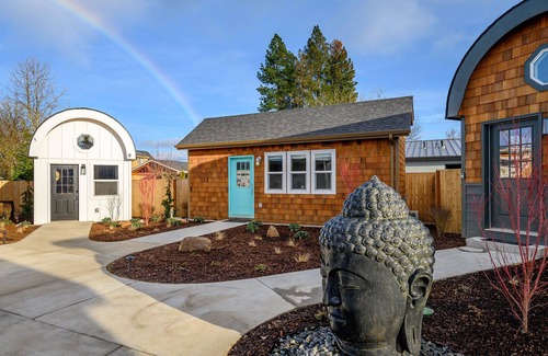 McMinnville Cabaña | Book the Farmhouse at The Boutique Retreat in historic downtown McMinnville.